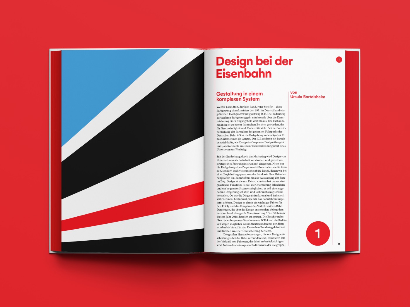 Aufgeschlagene Doppelseite des Buchs „Design & Bahn" mit historischen Schwarz-Weiß-Fotos und ergänzendem Fließtexten auf rotem Hintergrund